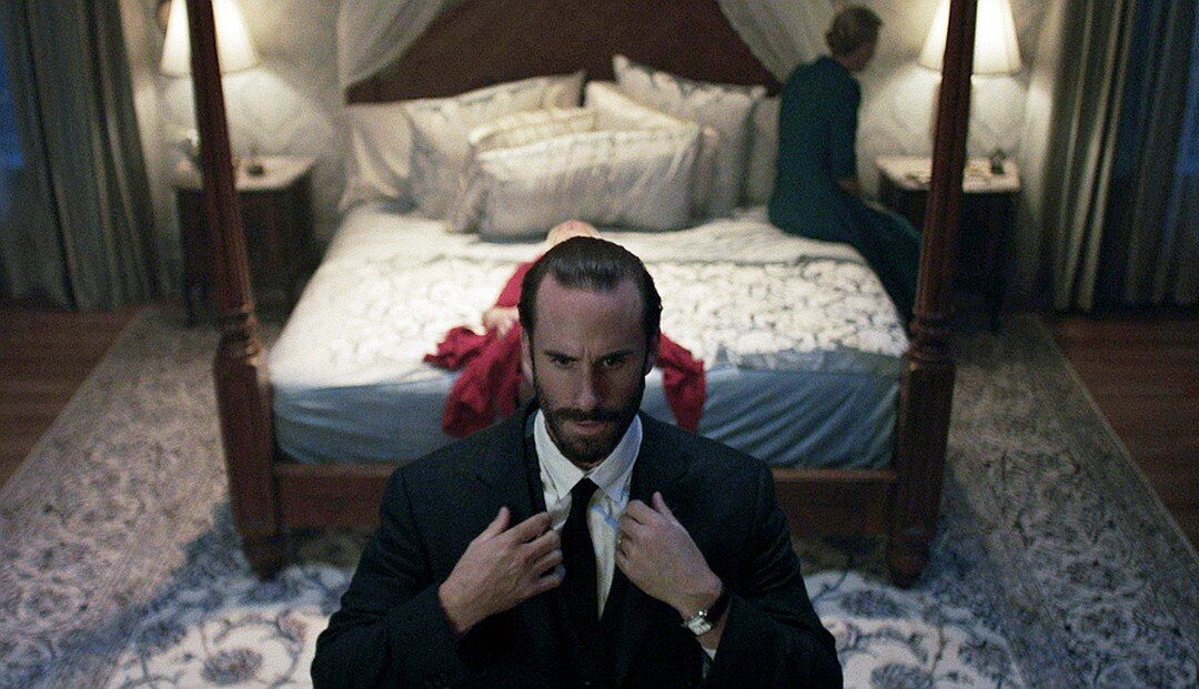 Командор, его жена и их "служанка" дружно зачали дитя по Ветхому завету. Что-то ни один не выглядит счастливым