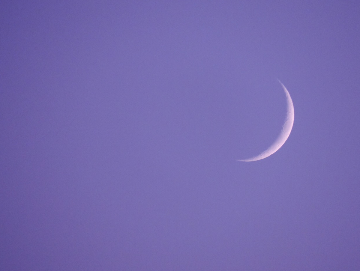 Luna nueva фотографии. Новая Луна на небе PNG. New Moon Black Muslim. Два новолуния