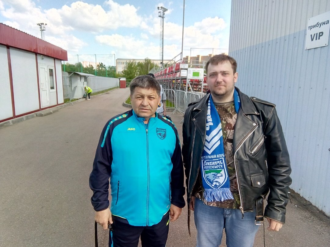 На фото Сергей Кирсанов и я, фото сделано после заключительного матча сезона 16/17, в котором Сибирь играла со Спартаком-2