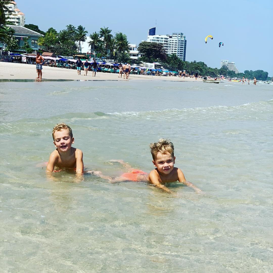 Любимый способ загорать - лежа в воде) пляж рядом с кондо Марракеш.