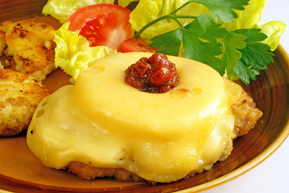Рецепт отбивная с ананасом и сыром. Свинина с ананасами в духовке с сыром. Свиная отбивная с ананасом. Мясо под ананасом с сыром в духовке. Отбивная с ананасом и сыром в духовке.