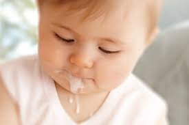 Срыгивание молочной смеси.