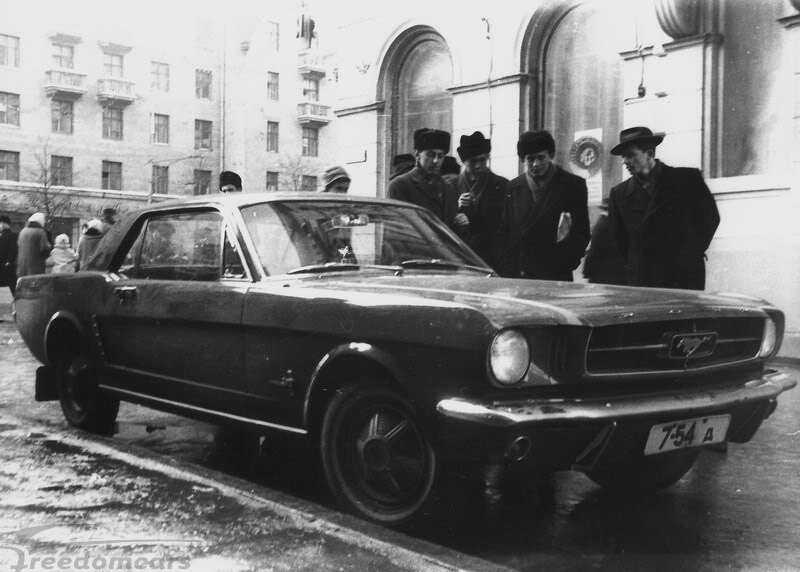 Ford Mustang. 1964 год. Первый Мустанг в СССР.  Фотография из Интернета.