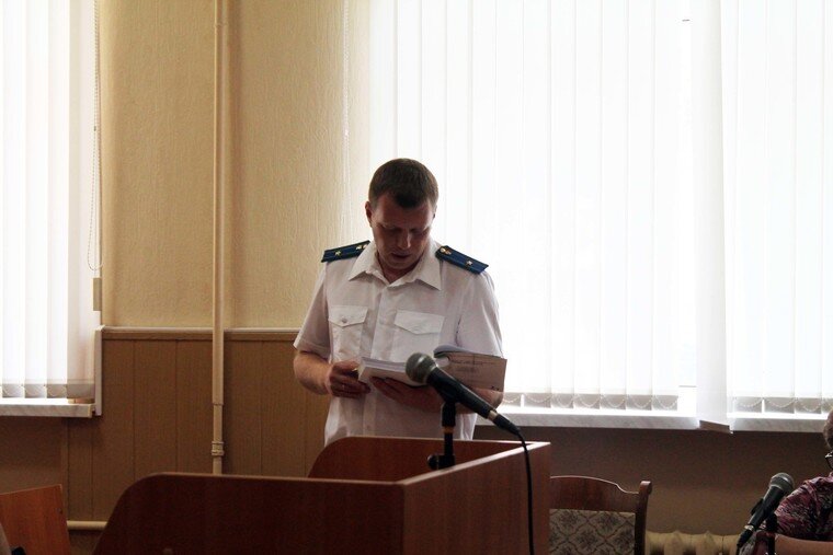 Гособвинение зачитывает обвинение.