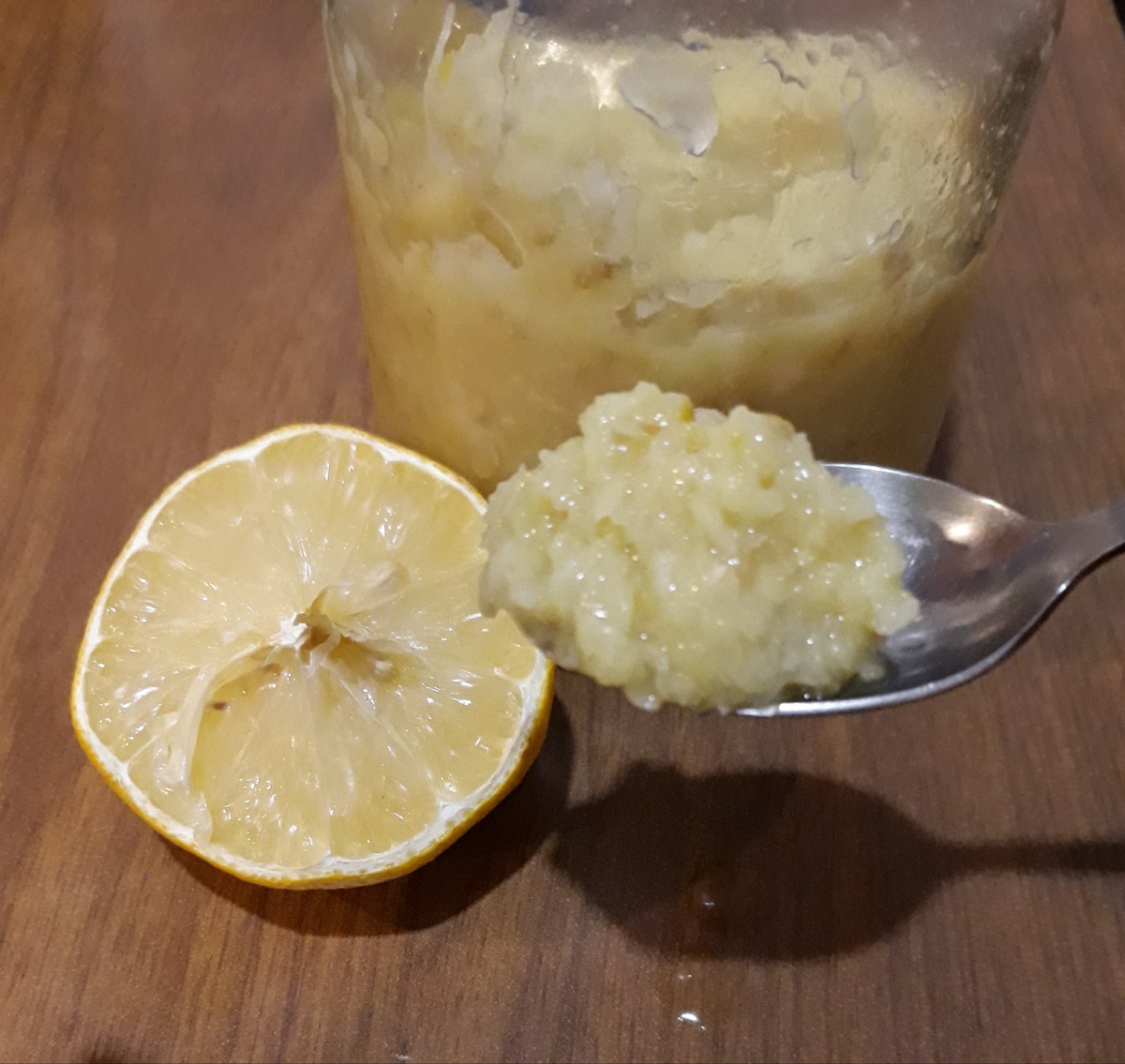 Здесь конечно добрые пол чайной ложки. Каждый делает на свой вкус, кто-то больше, а кто-то меньше. 