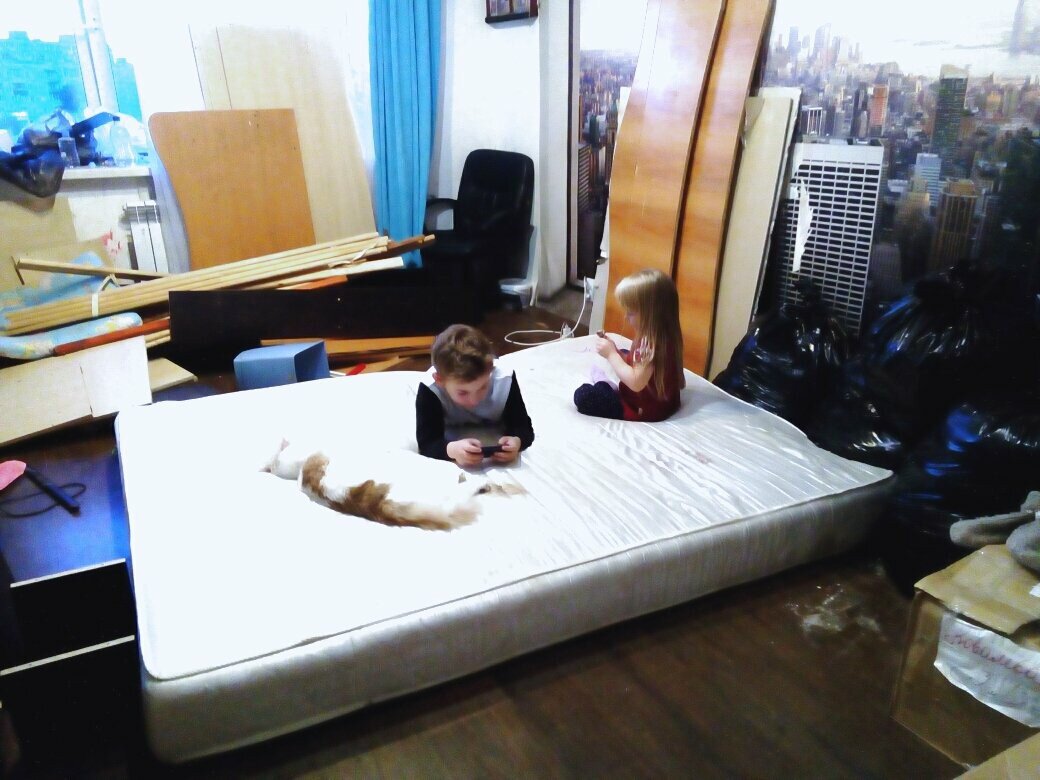 Дети в комнате, с разобранной мебелью