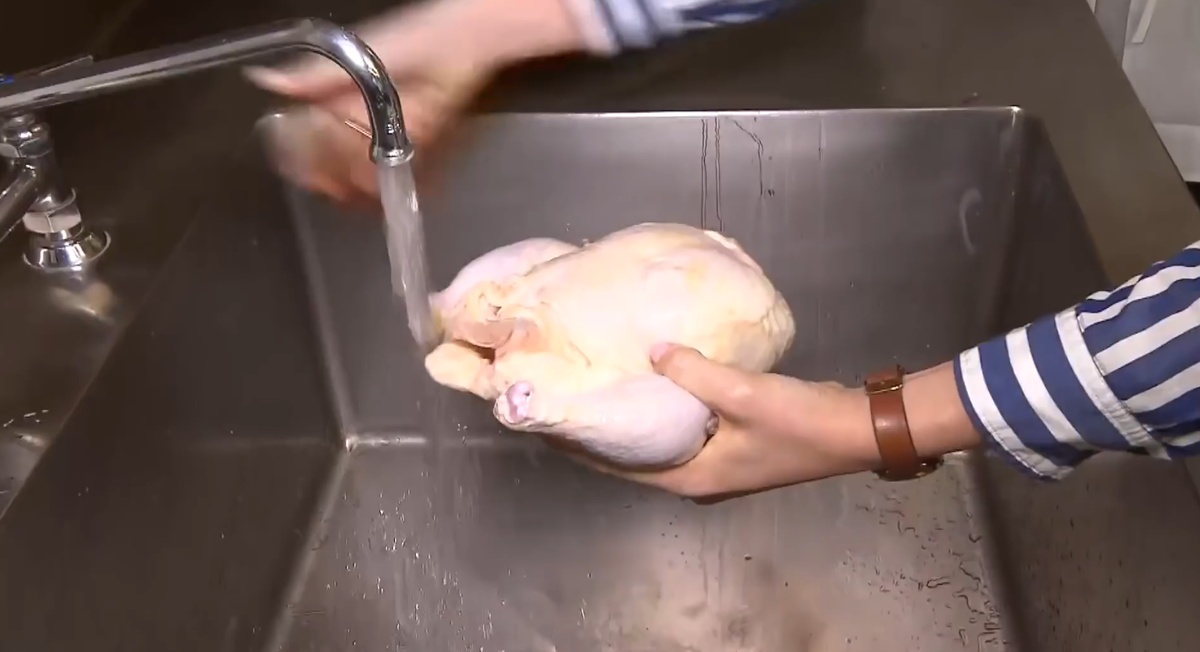 Мыть или не мыть курицу перед приготовлением?