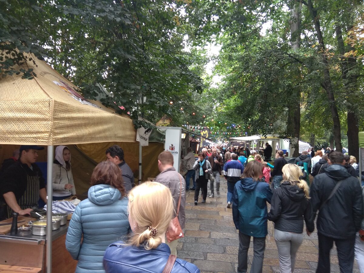 Фоткой не передать, но народа было реально много для такого маленького городка