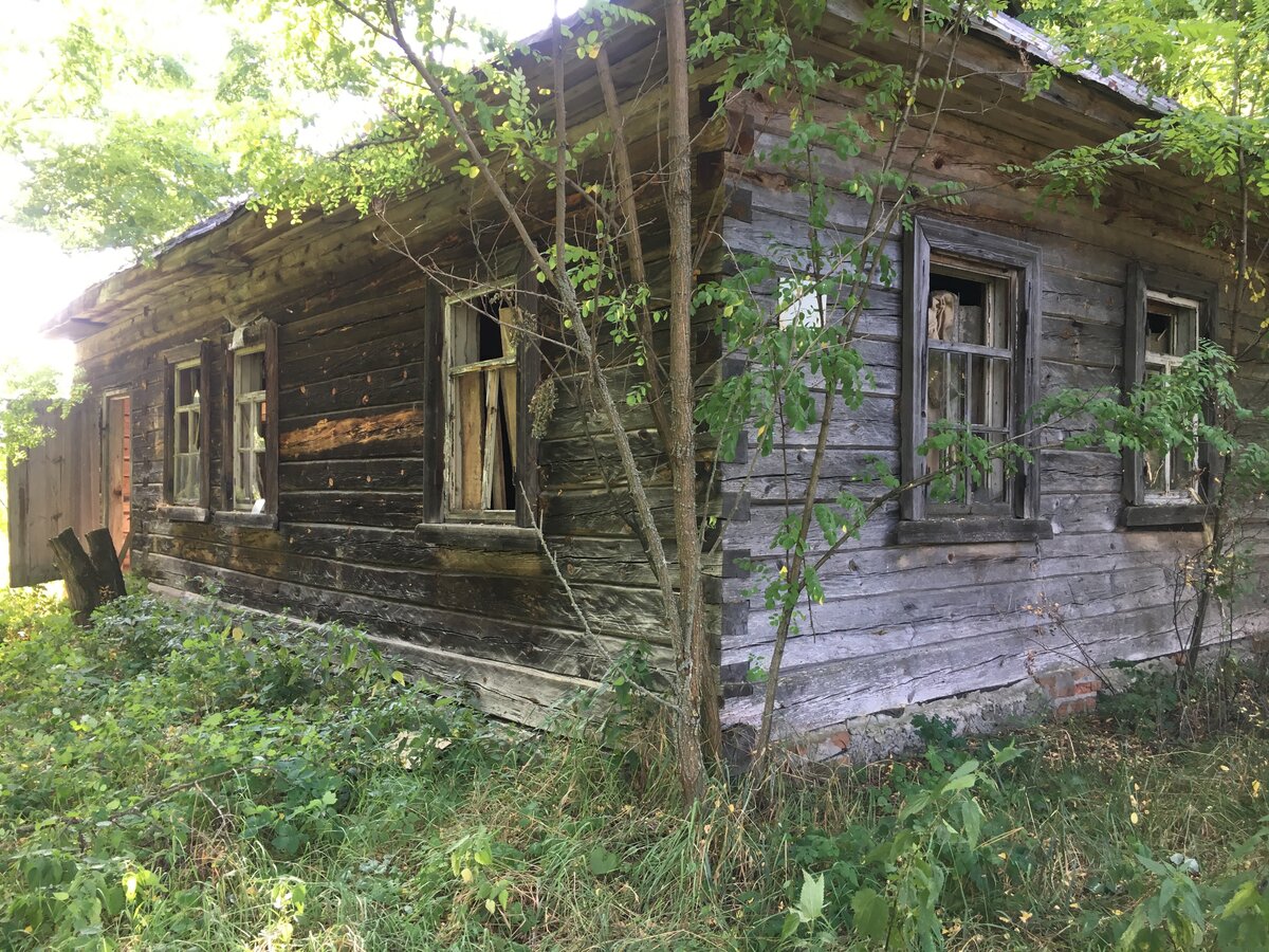 Заброшенное село Замошня в Чернобыльской зоне. Здесь работает разрушенный храм