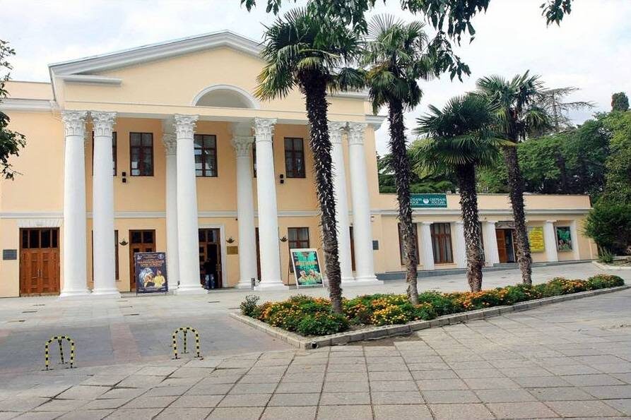 Ялта. Театр им. А.П. Чехова
