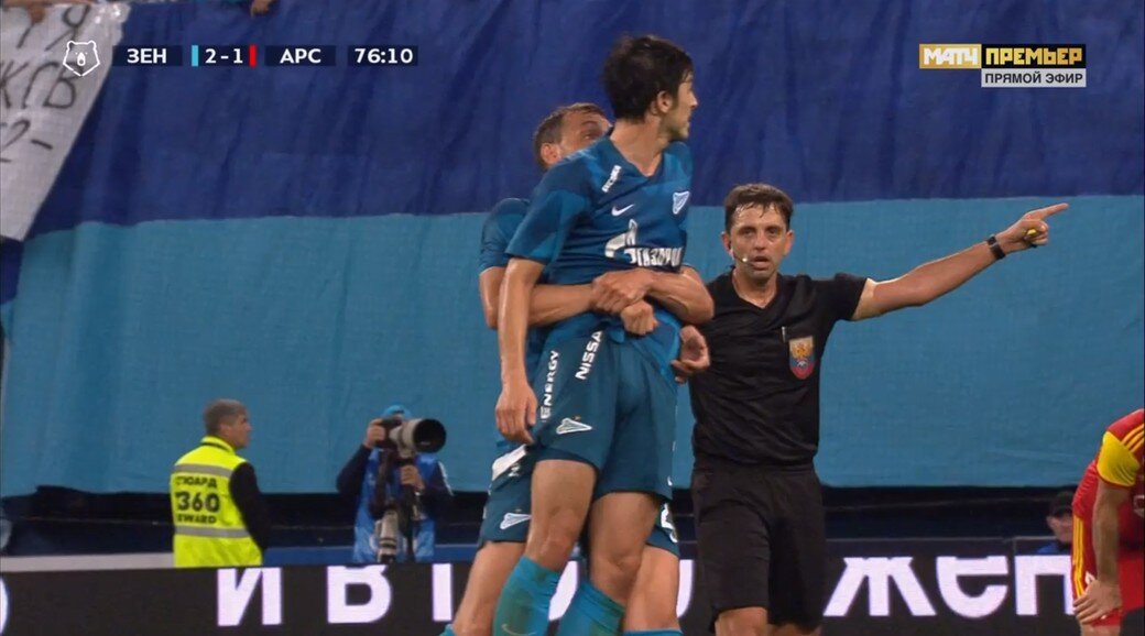 Момент, когда Артем Дзюба, буквально, вынес Сердара Азмуна