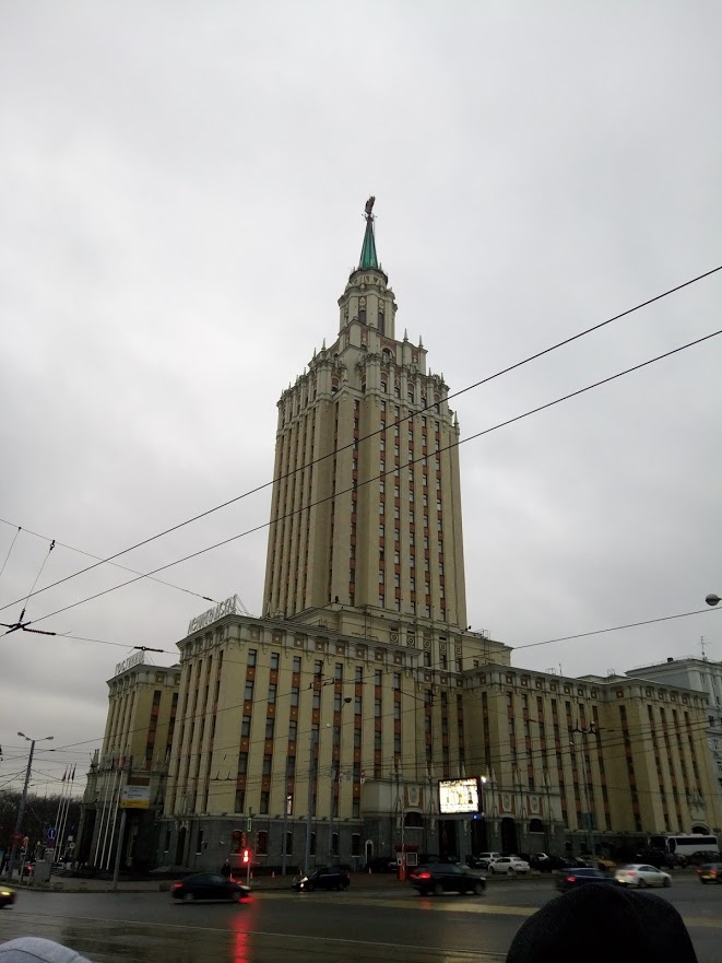 В Москве мне очень нравится, что все здания разные, со своим стилем и историей!