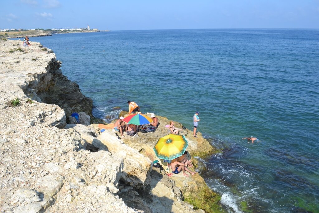 Севастополь - это вам не Анапа. Пологий песочек в черте города только на детских площадках.
