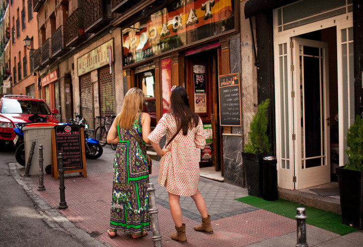 Возможно это не женщины.