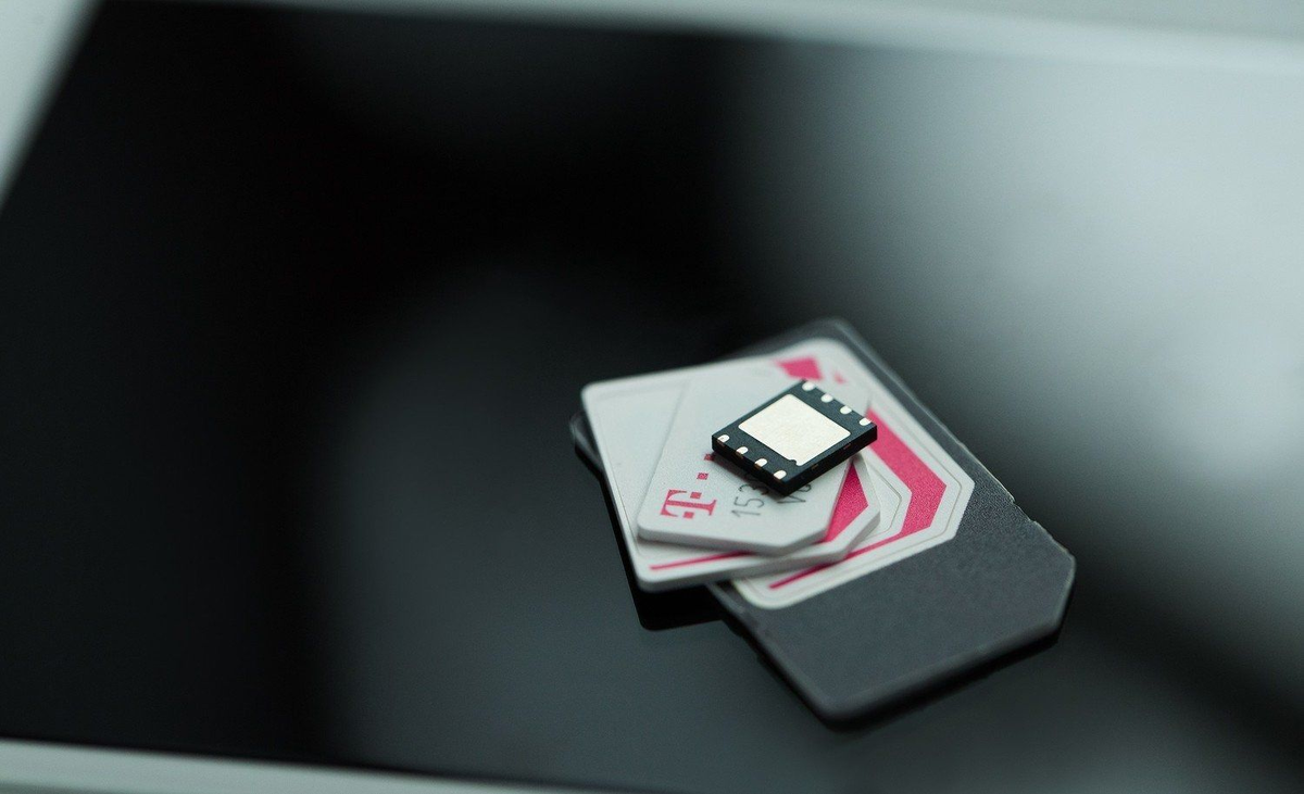 Чип eSIM встраивается производителями смартфонов внутрь устройства. Обладателю девайса с таким чипом можно отказаться от использования физических аналогов