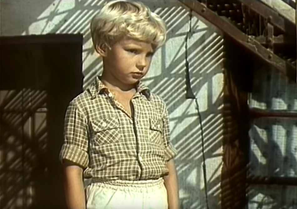 Петя (Костя Корнаков), кадр из фильма "Мой добрый папа"