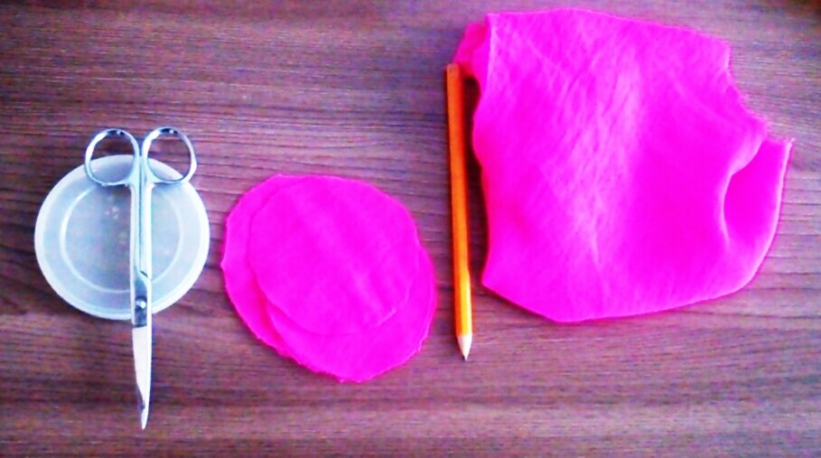 Для того, чтобы сделать цветок из ткани понадобятся ножницы, отрезок ткани, нитки с иголкой и трафарет для круга.