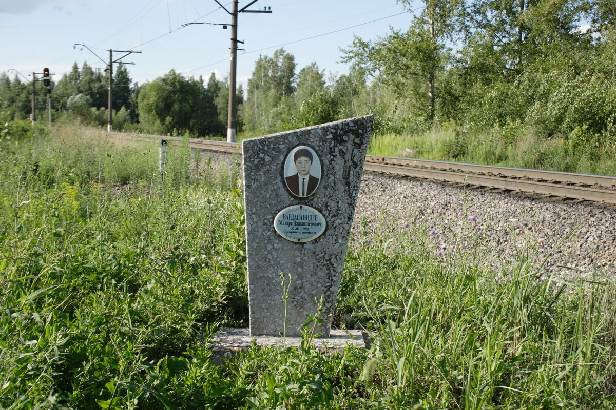 Дороги памятники. Кенотафы вдоль дорог. Памятники у дорог. Памятник у дороги. Памятники на обочинах дорог.