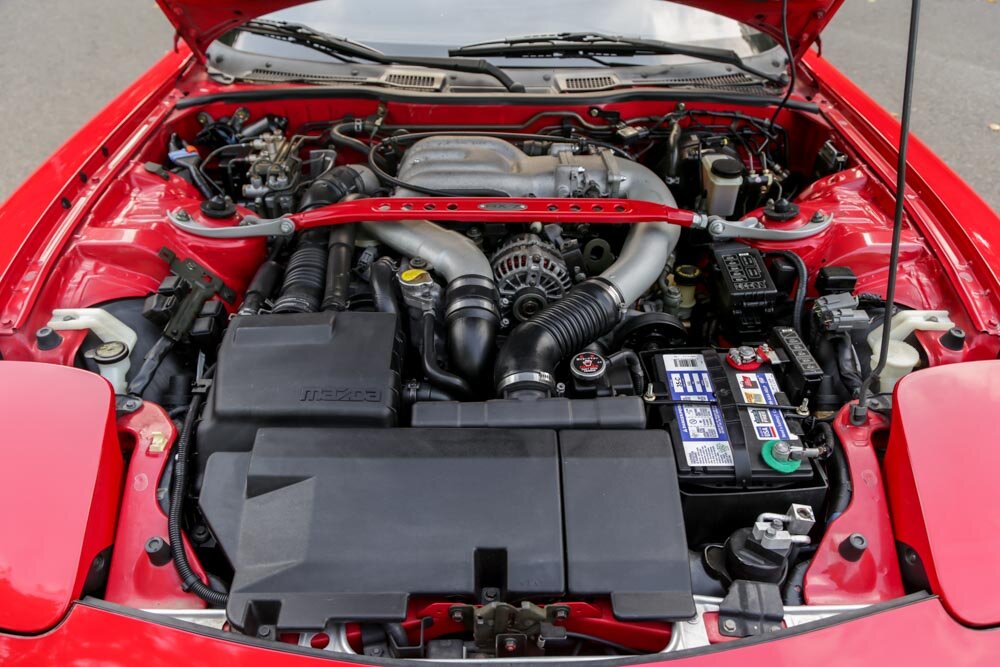 Сток двигатель. Мотор мазды rx7. Движок на мазде rx7. Mazda RX 7 под капотом. Mazda rx8 под капотом.