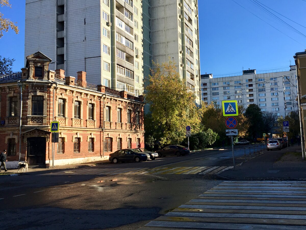 Улицы школ москвы. Школьная улица на Таганке. Москва Таганка ул Школьная. Улица Школьная Москва фотосессия. Угловой дом на Таганке.