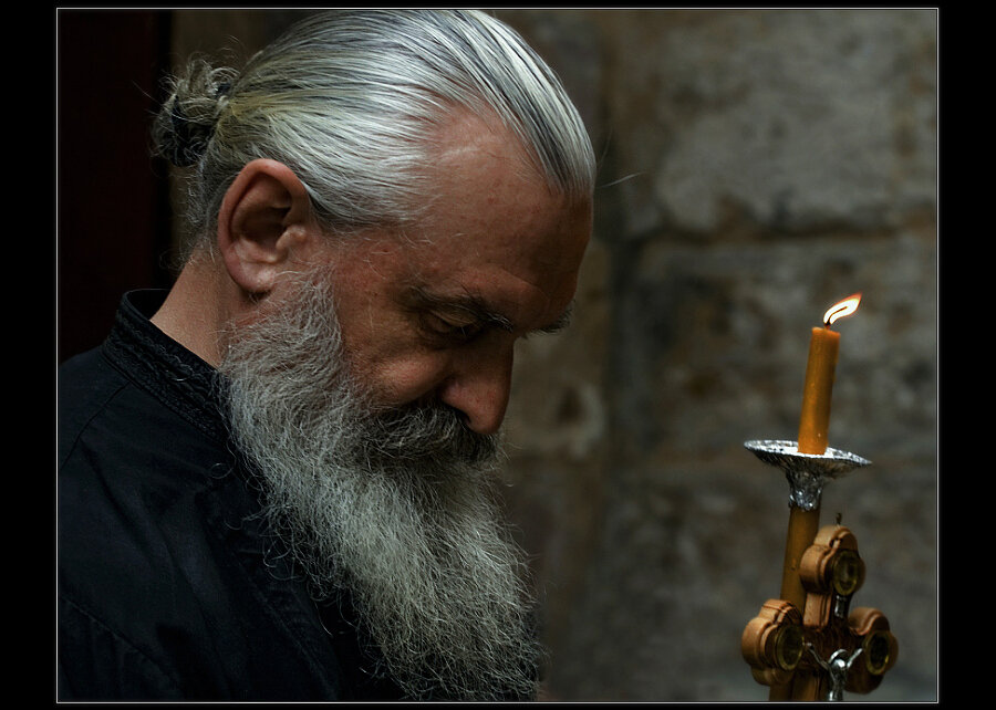 Свеча это маленький огонь, выходит, все православные молятся если не огню, то с его участием. 