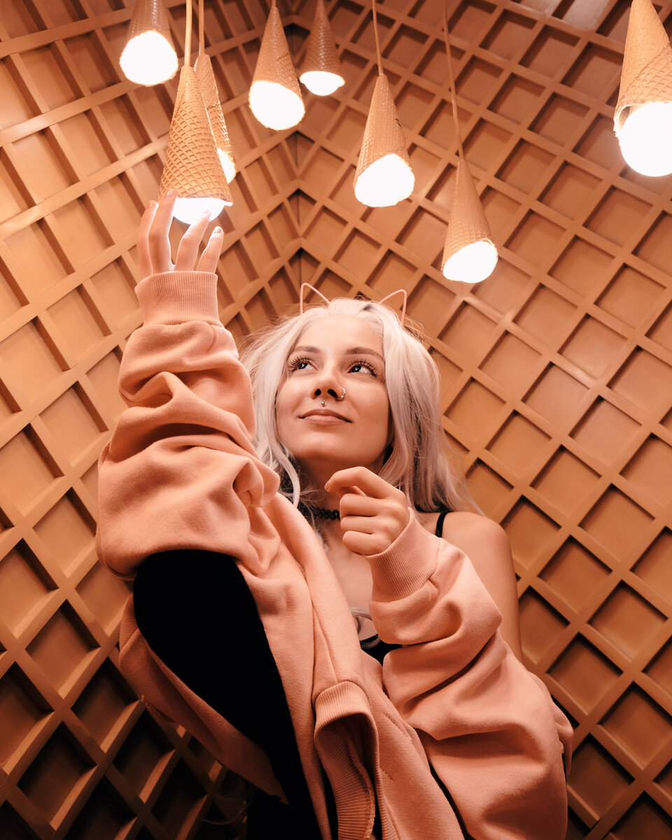 Одна из самых любимых фоток. Сложно фоткаться, когда вокруг темно, а из вафельных рожков бьёт очень яркий жёлтый свет, но оно того стоило.