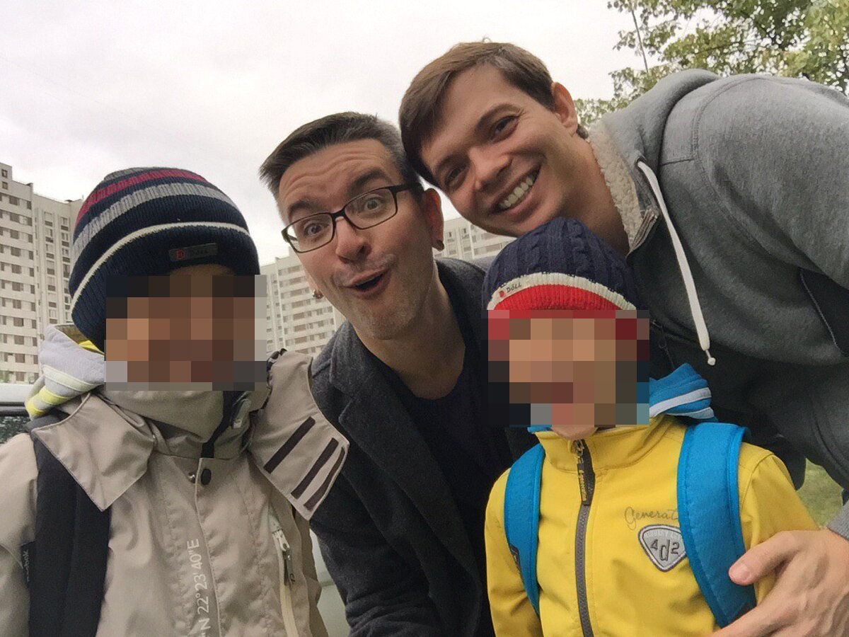 Российская гей-пара, воспитывающая детей, покинула страну