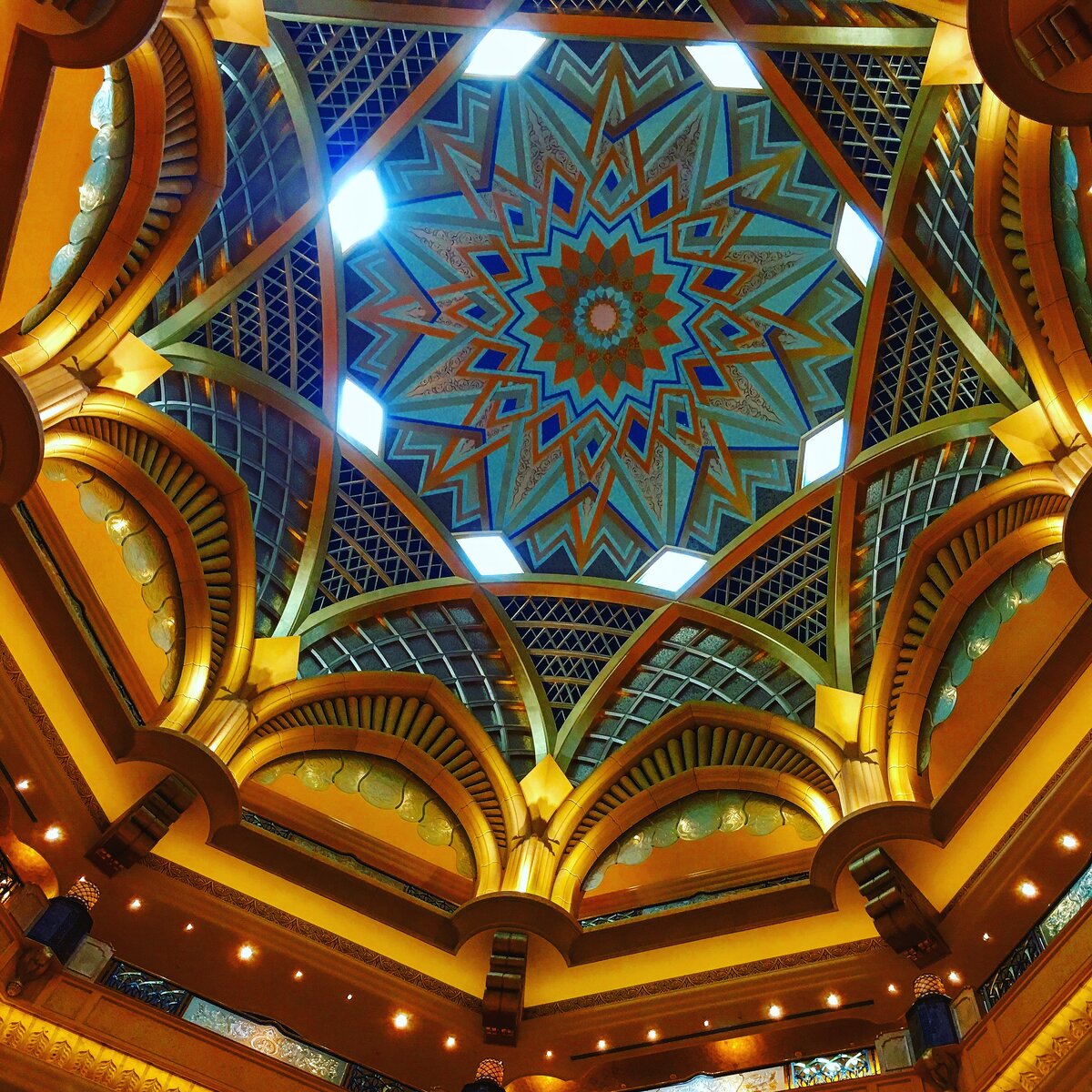 Золотые десерты подают в самом дорогом отеле мира Emirates Palace. Между прочим, стены и купол тоже покрыты золотом. Фото автора.