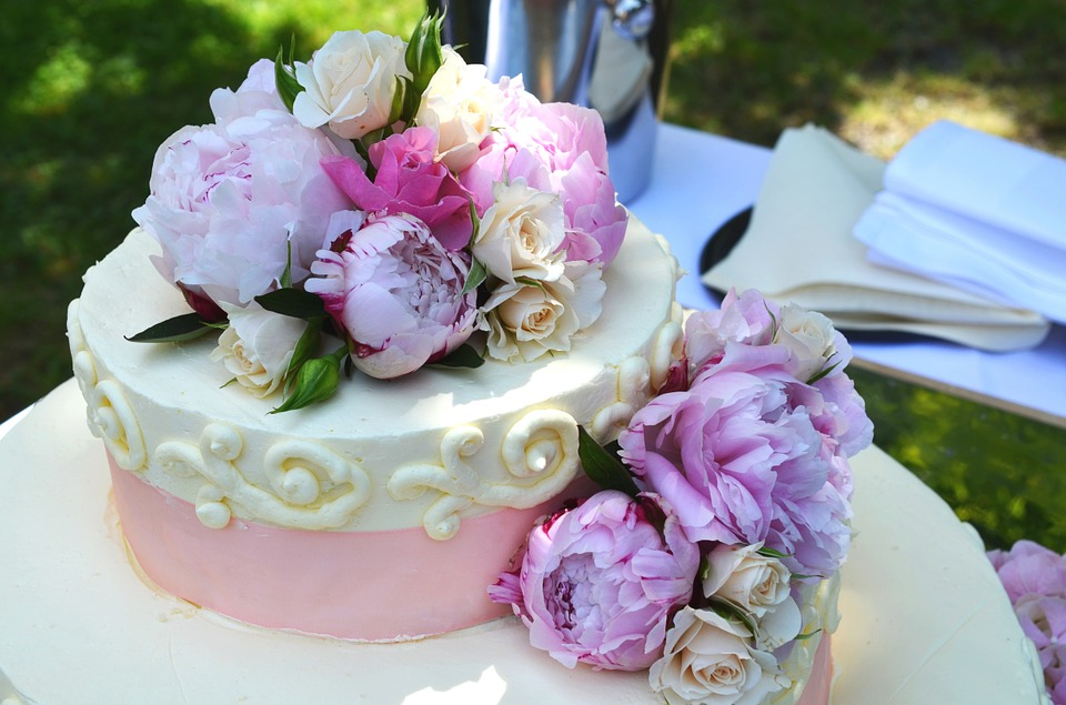 https://cdn.pixabay.com/photo/2015/02/17/09/45/wedding-cake-639181_960_720.jpg