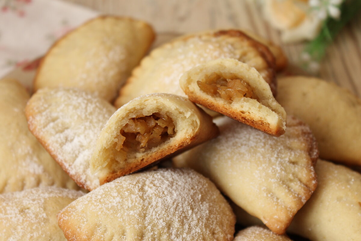 песочное печенье с вареньем. печенье из песочного тест. печенье из песочного теста с начинкой. корзиночки с творогом. печенье из песочного теста с начинкой.