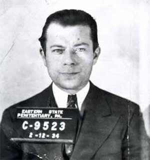 В течение 35-ти лет ограбил более 100 банков, украв около 2-х миллионов долларов.