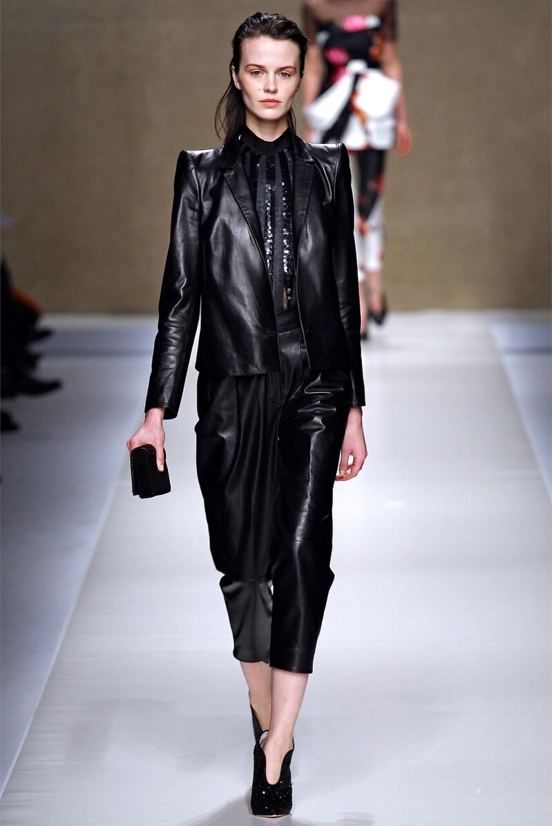 брючный костюм из черной кожи