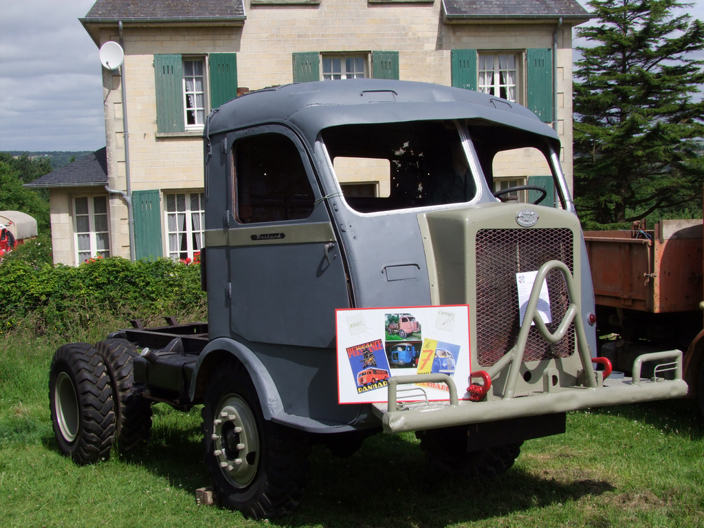 Panhard-ALM VS (замечу, что это один из немногих грузовиков, которые несли эмблему AML на облицовке)