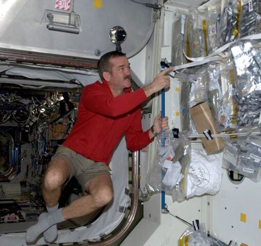 Астронавт канадец Крис Хэдфилд, и тоже в носках