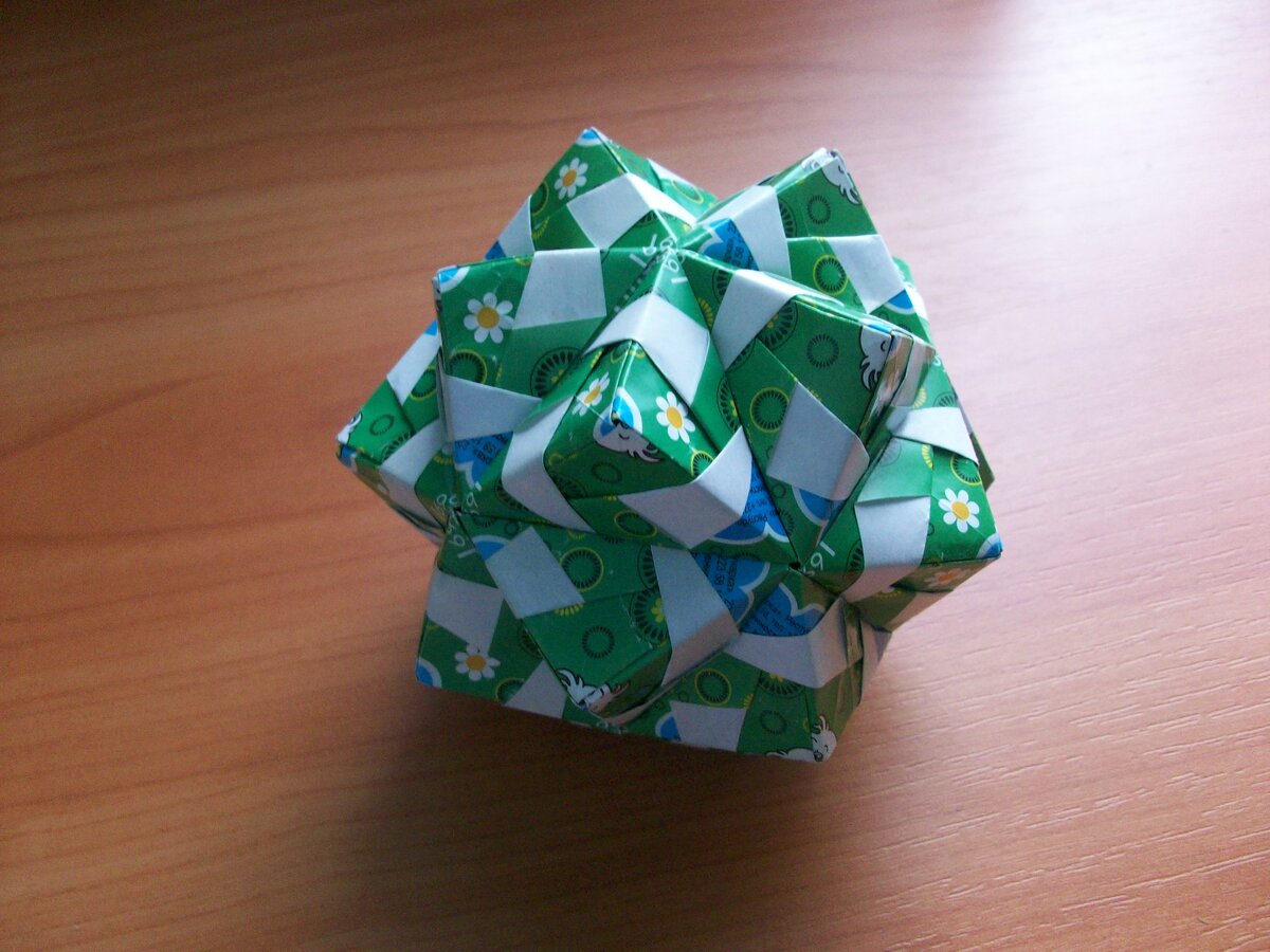 Этот шарик сделан из конфетных фантиков