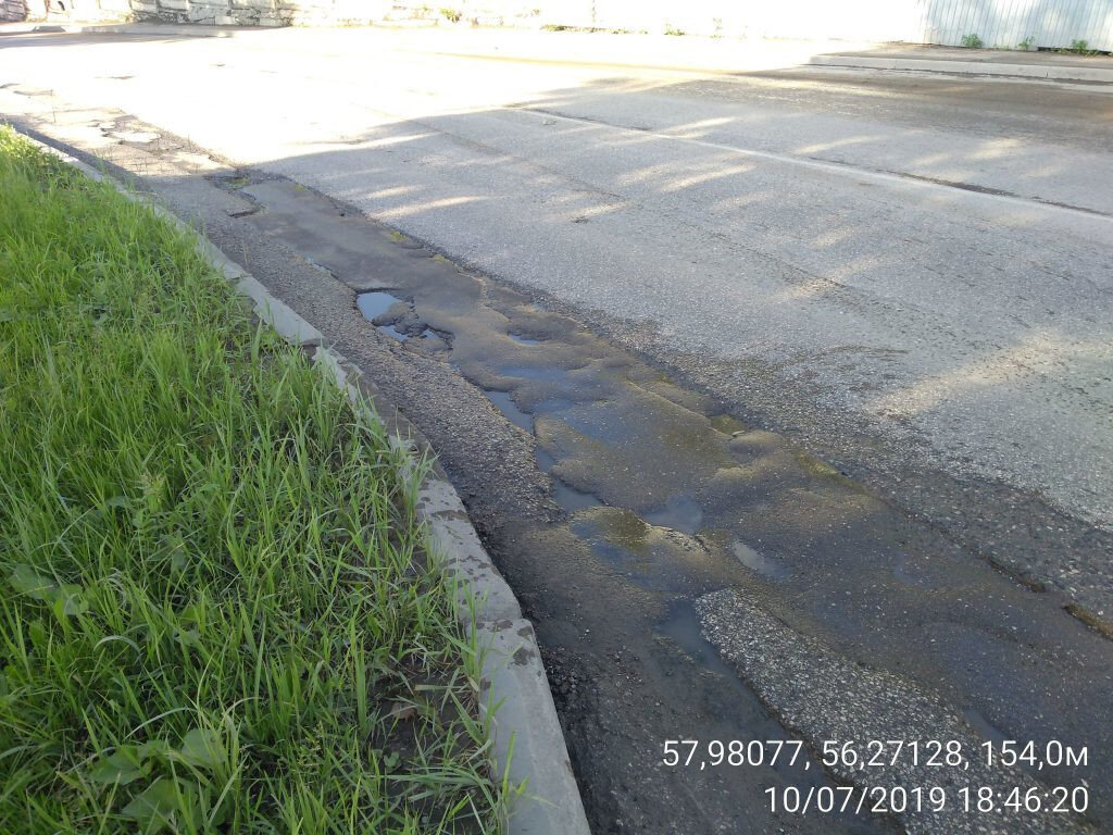 Фото ул. Ижевской из сообщения №26163. На проезжей части выбоины и колеи.