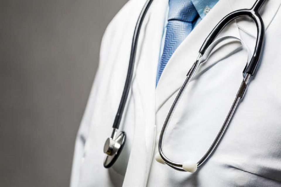 Regular doctor. Символ врачей фото. Король с фонендоскопом. Табличка для врача фото. Врач с щитом.