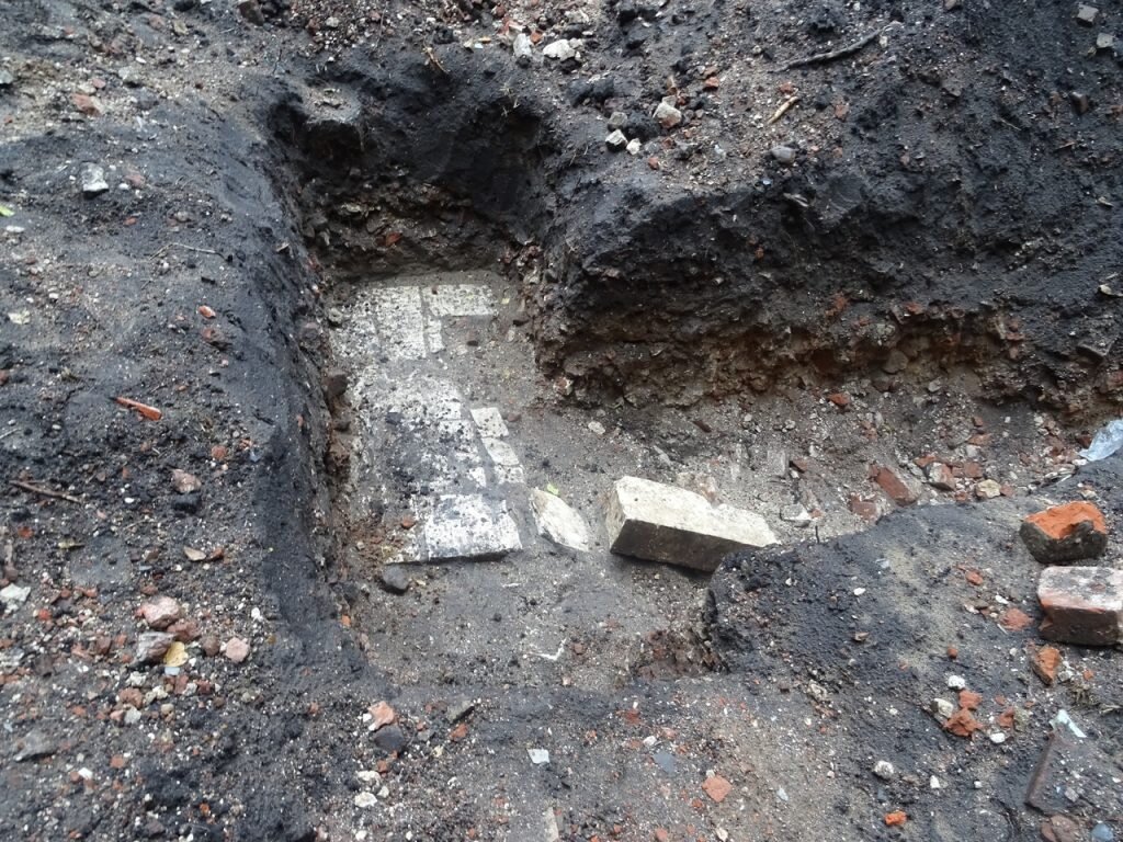 Фрагмент фундамента. Фото: Вл. Сергеев