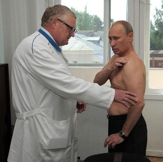 Владимира Путина осматривает травматолог Смоленской региональной больницы Виктор Петраченков, 25 августа 2011 год