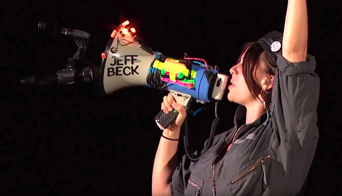 Рози Боунс во время тура в поддержку альбома Loud Hailer