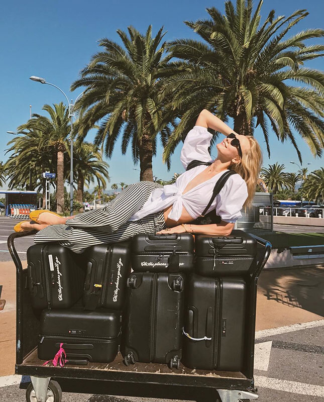 Девушка собирает чемодан