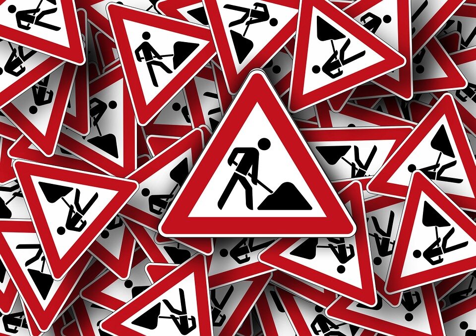 https://cdn.pixabay.com/photo/2015/03/07/18/45/road-sign-663360_960_720.jpg