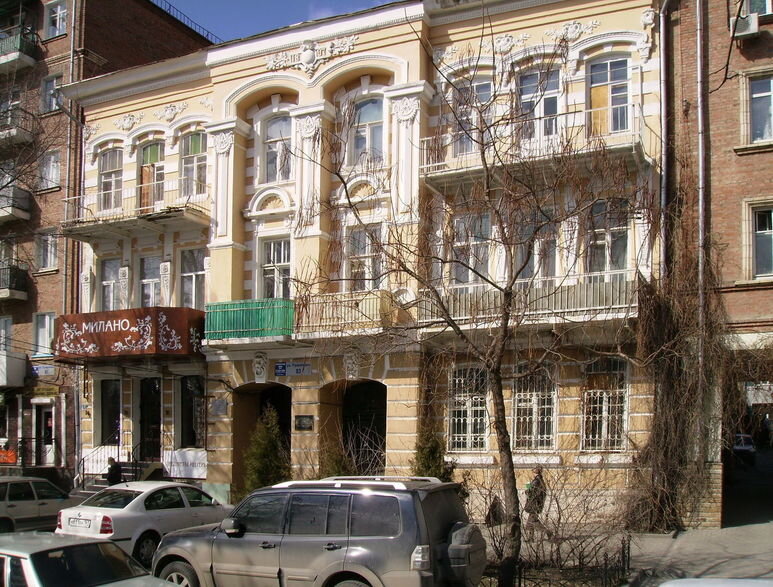 Сейчас фасад скрыт деревьями, пришлось заимствовать фото в интернете (http://www.yapokupayu.ru/blogs/post/zimnyaya-progulka-po-rostova-na-donu)