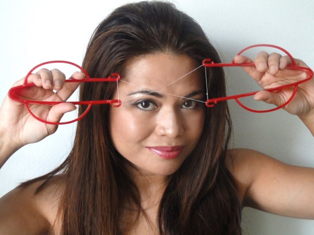 Если средства не позволяют ежемесячно ходить в салон и оставлять там внушительную сумму за процедуру, можно с легкостью научиться делать это самостоятельно. Домашний уход за бровями включает три этапа: выбор инструментов, затем подготовка бровей, и в конце - их непосредственное окрашивание. 

1. Выбираем инструмент 
Удалить лишние волоски можно несколькими способами, выбор одного из них зависит исключительно от личных предпочтений и навыков. 
