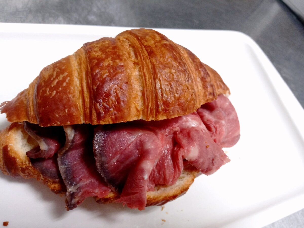 Сендвич круасан с ростбифом, чудесная история!!!