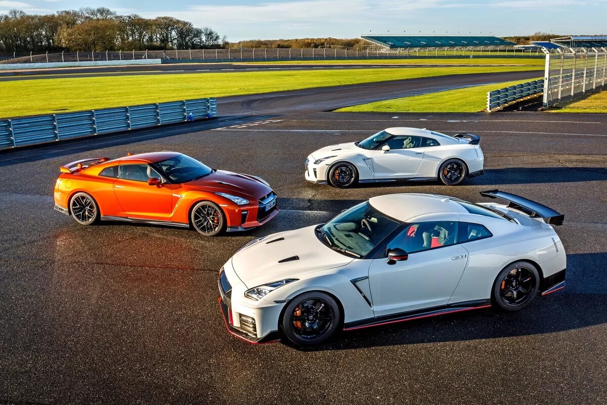 Сложные времена заставляют компанию Nissan сокращать модельную линейку, но от своих культовых спорткаров – GT-R и 370Z – она не откажется. Обе уже изрядно состарившиеся модели рано или поздно получат преемников.