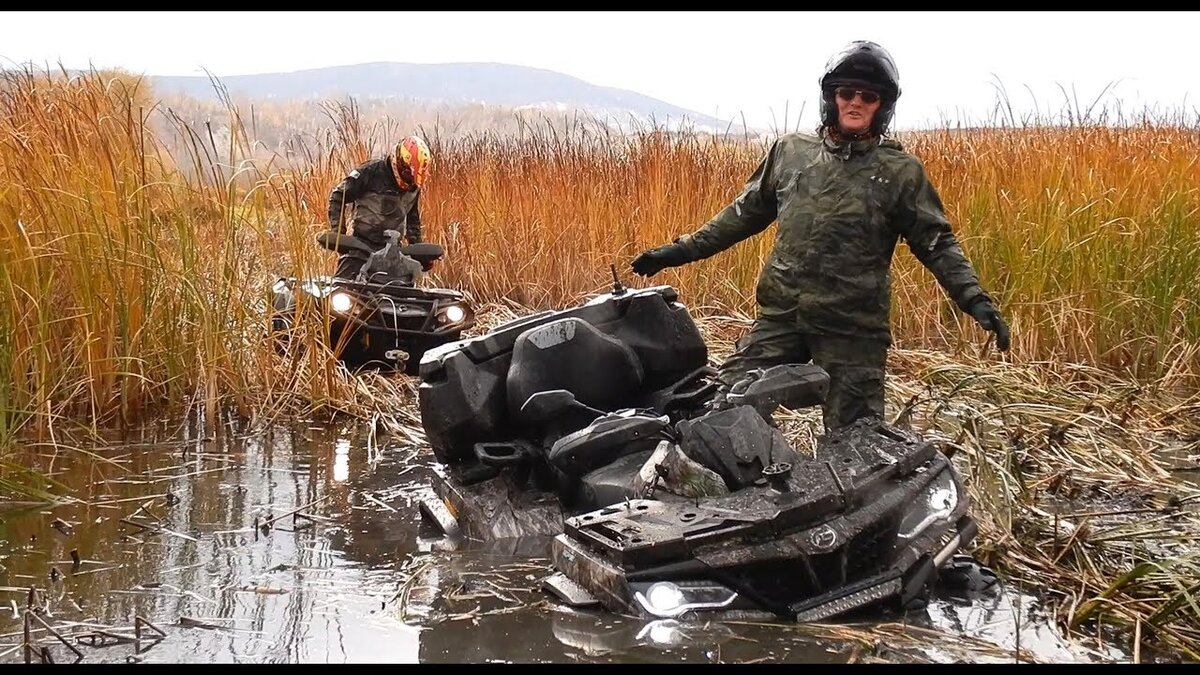 Квадроцикл преодолевает болото