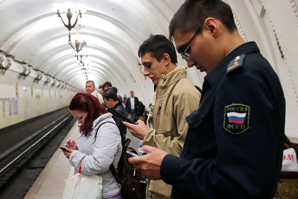 В метро все с телефонами