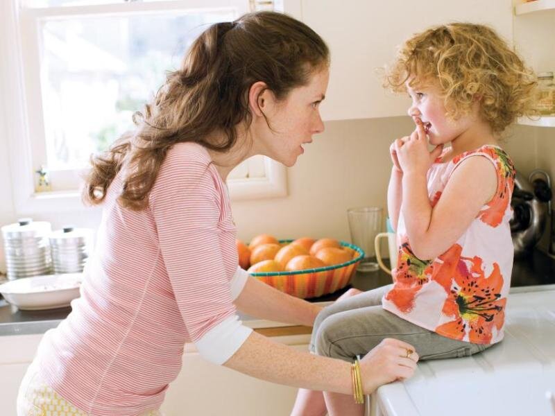 В жизни с самого раннего детства ребенок может столкнуться с определенными противоречиями, которые создают сами родители: обещали сводить в кино, цирк, зоопарк или просто на прогулку – не смогли (обстоятельства бывают разные - ну, не смогли и ладно)! При мы часто ограничиваемся фразой «мы никуда не пойдем» и все! А в итоге? - обида, как следствие «неизвинения» за несдержанное обещание и ощущение, что родители обманули. Вроде «мелочь» на первый взгляд, а получилось – что ребенка обманули и обидели самые близкие люди и с таких «мелочей» и начинается детское недоверие и установка, что можно не извиняться, если что.
