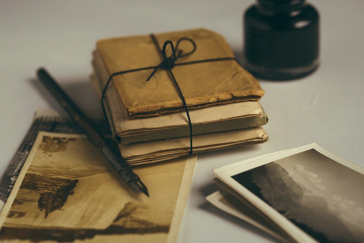 Источник: pixabay.com/ru/photos/старые-письма-перо-старые-фотографии-1082299/